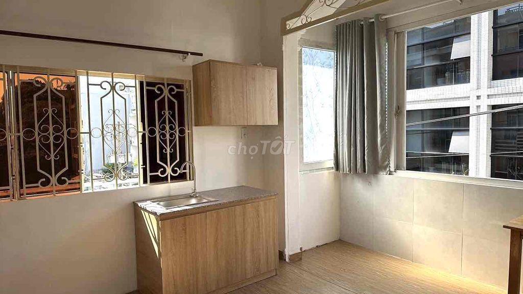 Phòng 2 mặt ban công cửa sổ gần Etown