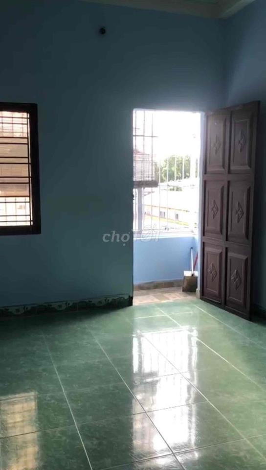 Phòng cách Sân Bay 2km rất rộng(30m2 ) và có Ban công