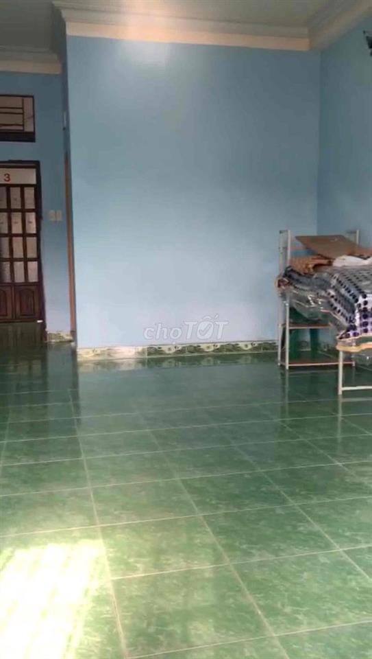 Phòng cách Sân Bay 2km rất rộng(30m2 ) và có Ban công