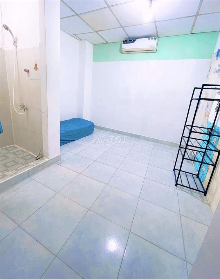 PHÒNG FULL NỘI THẤT - NGAY TÒA NHÀ E TOWN, GẦN NHÀ GA T3. Giá: 3.2tr