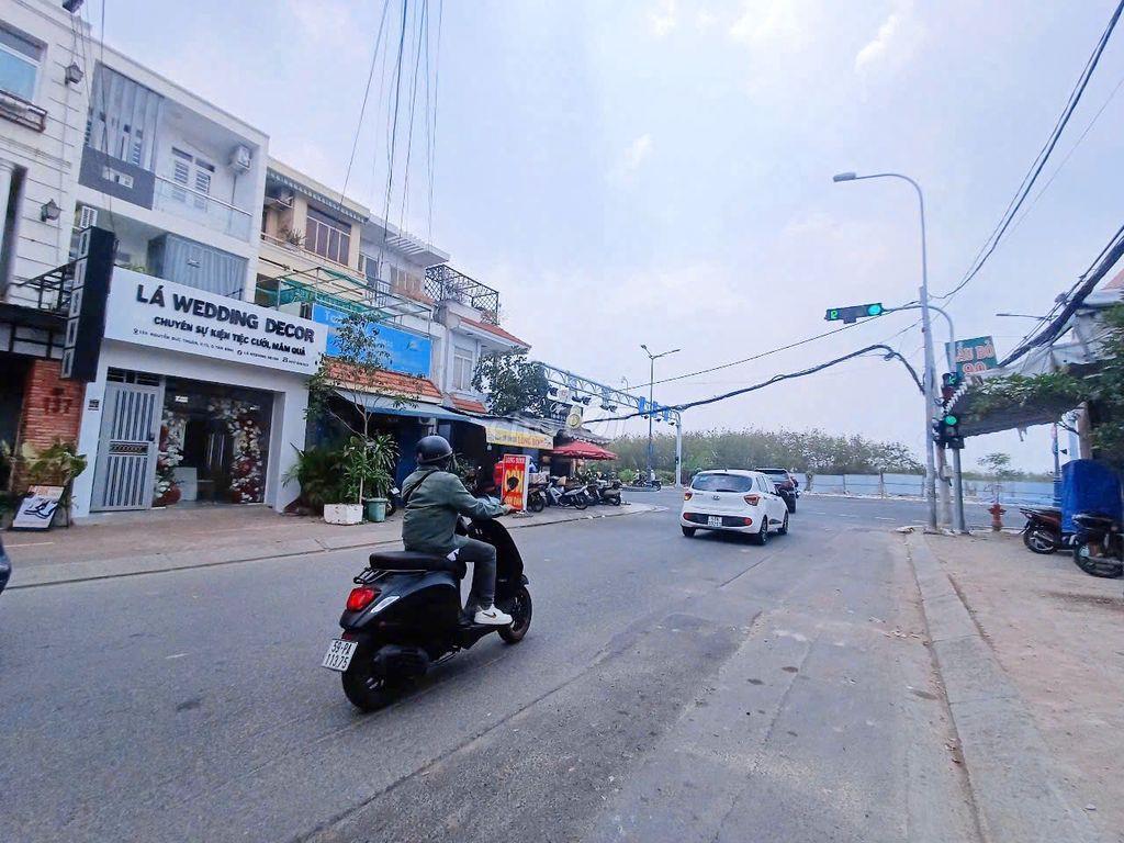 PHÒNG FULL NỘI THẤT - NGAY TÒA NHÀ E TOWN, GẦN NHÀ GA T3. Giá: 3.2tr