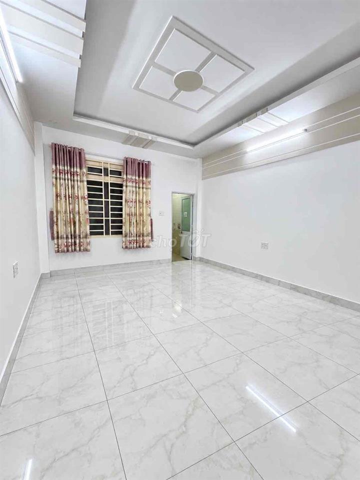 Phòng lầu 1 nhà nguyên căn free điện nước