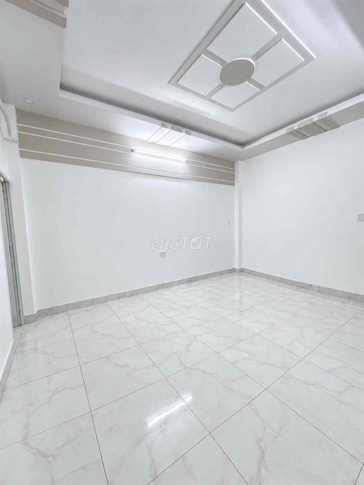 Phòng lầu 1 nhà nguyên căn free điện nước