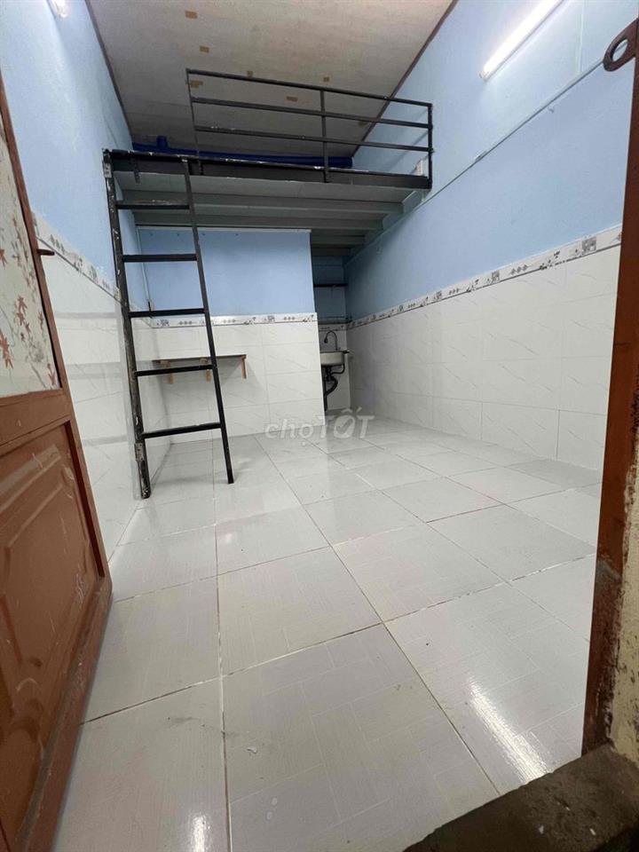 phòng trọ dưới  trệt Âu Cơ 18m2