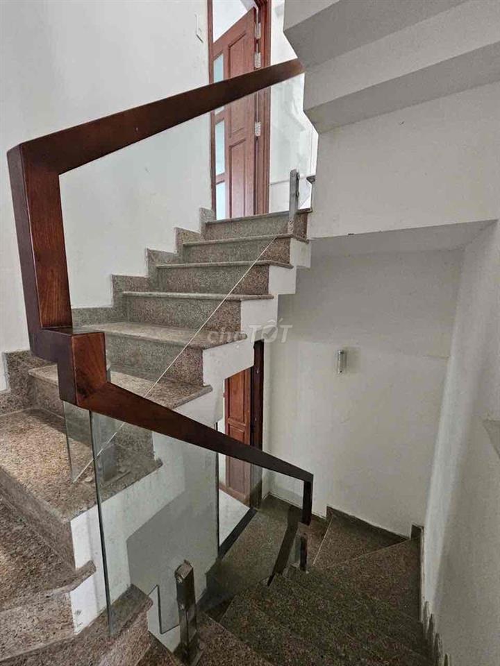 Cho thuê nhà nguyên căn MTNB đường Dc,dt:4x14m,3lầu,q.tân phú