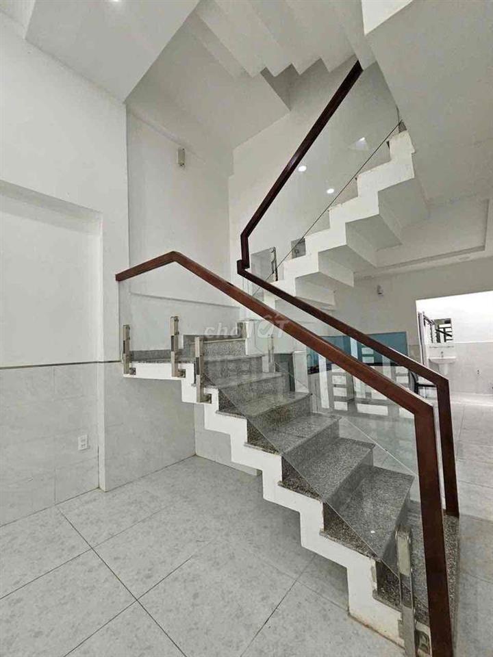 Cho thuê nhà nguyên căn MTNB đường Dc,dt:4x14m,3lầu,q.tân phú