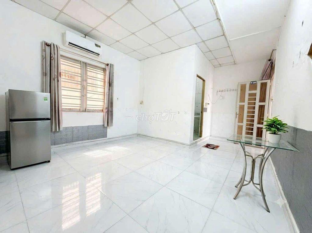 căn sân thượng. rộng thênh thang. Tên Lửa 