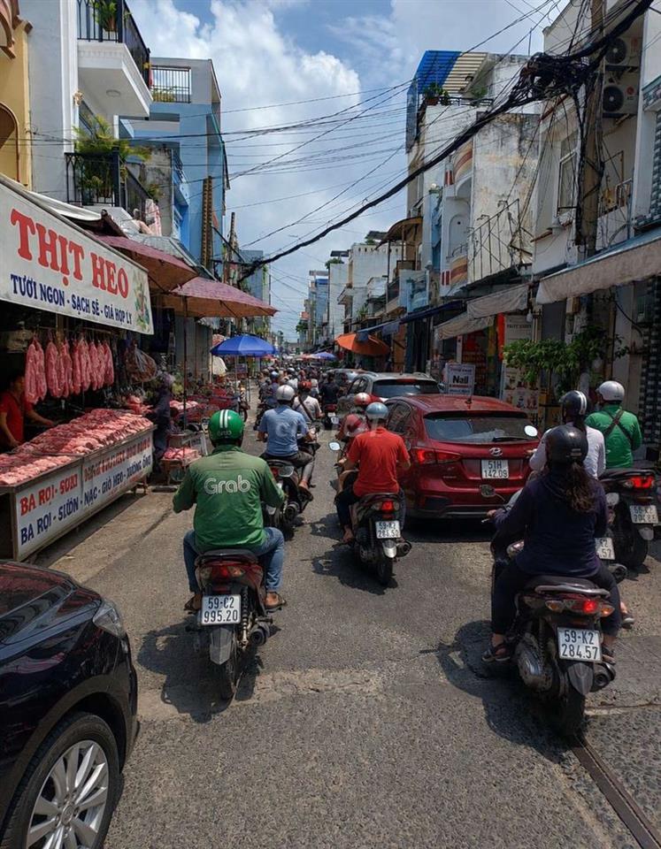 mặt tiền chợ Lê Văn Quới.  KD vạn nghề.