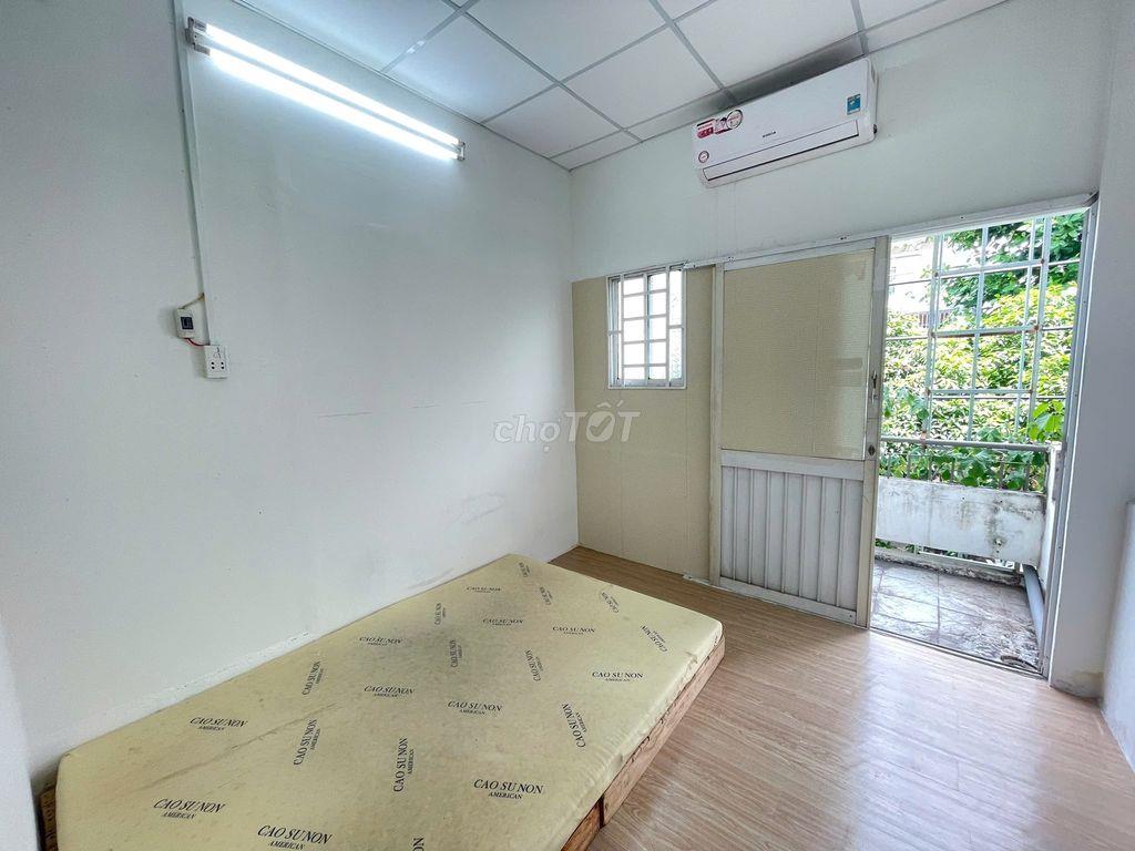 Ban công ngay trung tâm Tân Phú chưa tới 4tr