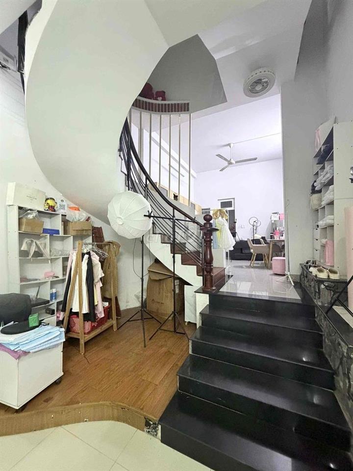 nhà đẹp đường nguyễn hữu tiến 5 tỷ 850tl,2wc,2pn ***