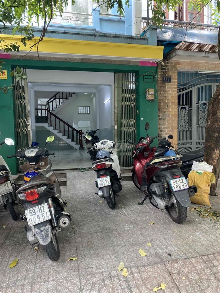 nhà bán 2 mặt tiền đường lớn, gần chợ và trường học, an ninh tốt