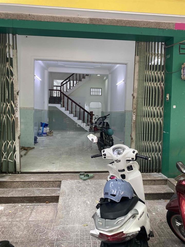 nhà bán 2 mặt tiền đường lớn, gần chợ và trường học, an ninh tốt