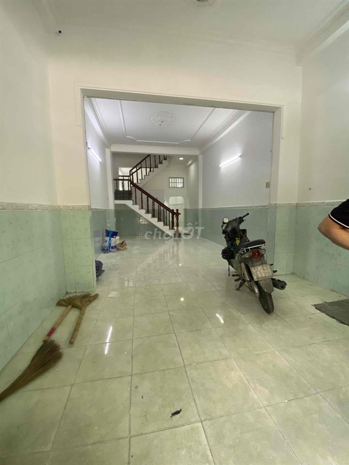 nhà bán 2 mặt tiền đường lớn, gần chợ và trường học, an ninh tốt