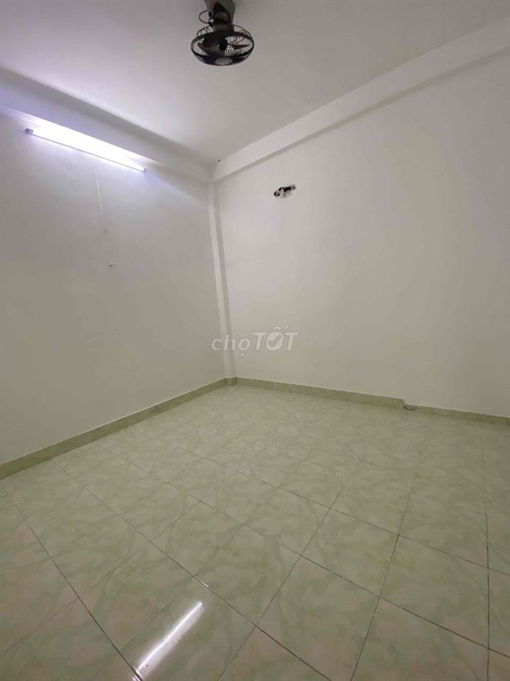 nhà bán 2 mặt tiền đường lớn, gần chợ và trường học, an ninh tốt