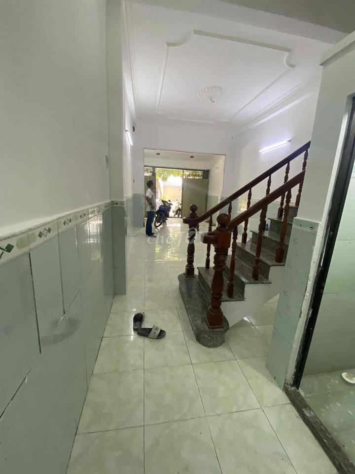 nhà bán 2 mặt tiền đường lớn, gần chợ và trường học, an ninh tốt