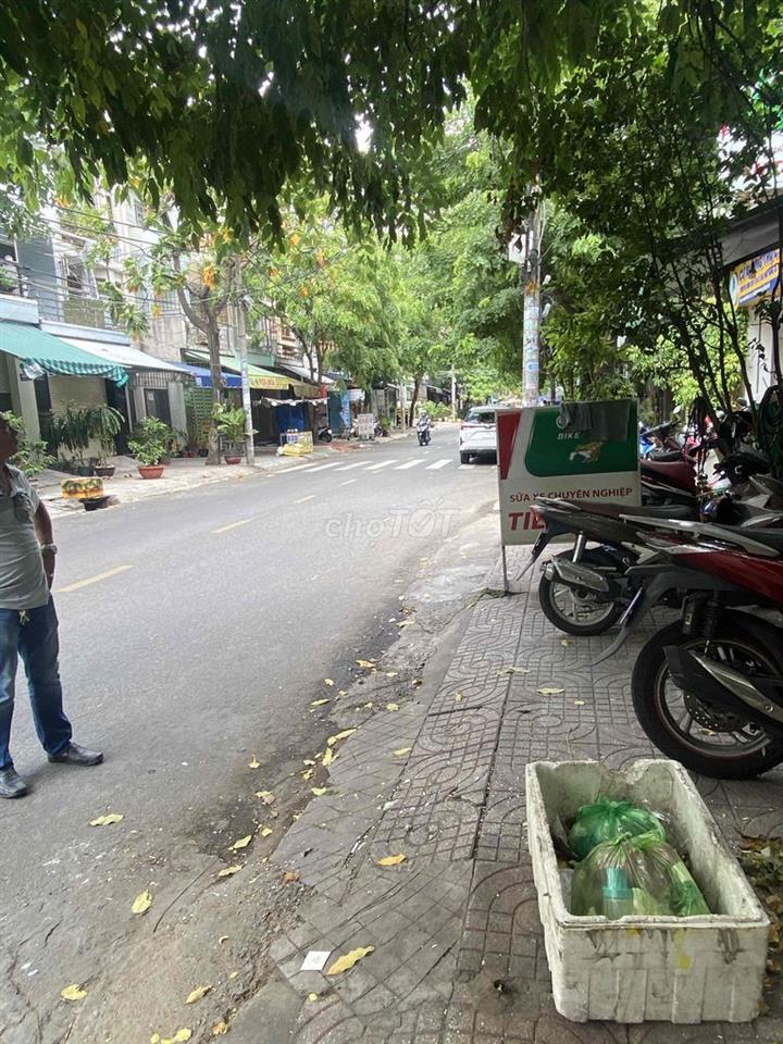 nhà bán 2 mặt tiền đường lớn, gần chợ và trường học, an ninh tốt