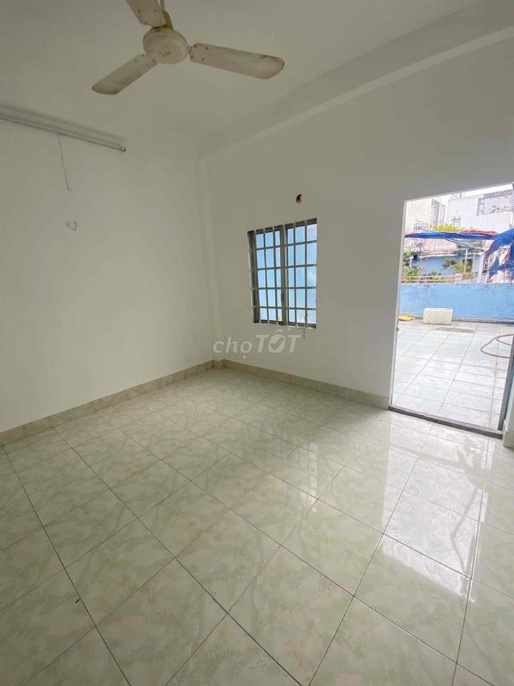 nhà bán 2 mặt tiền đường lớn, gần chợ và trường học, an ninh tốt