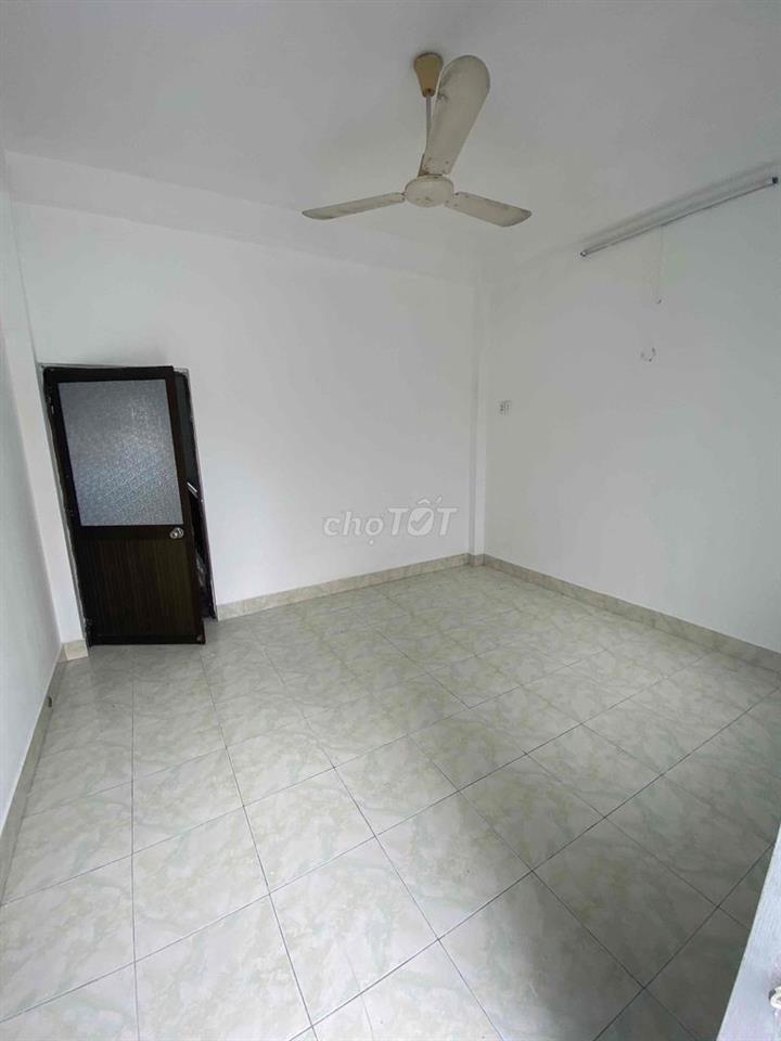 nhà bán 2 mặt tiền đường lớn, gần chợ và trường học, an ninh tốt