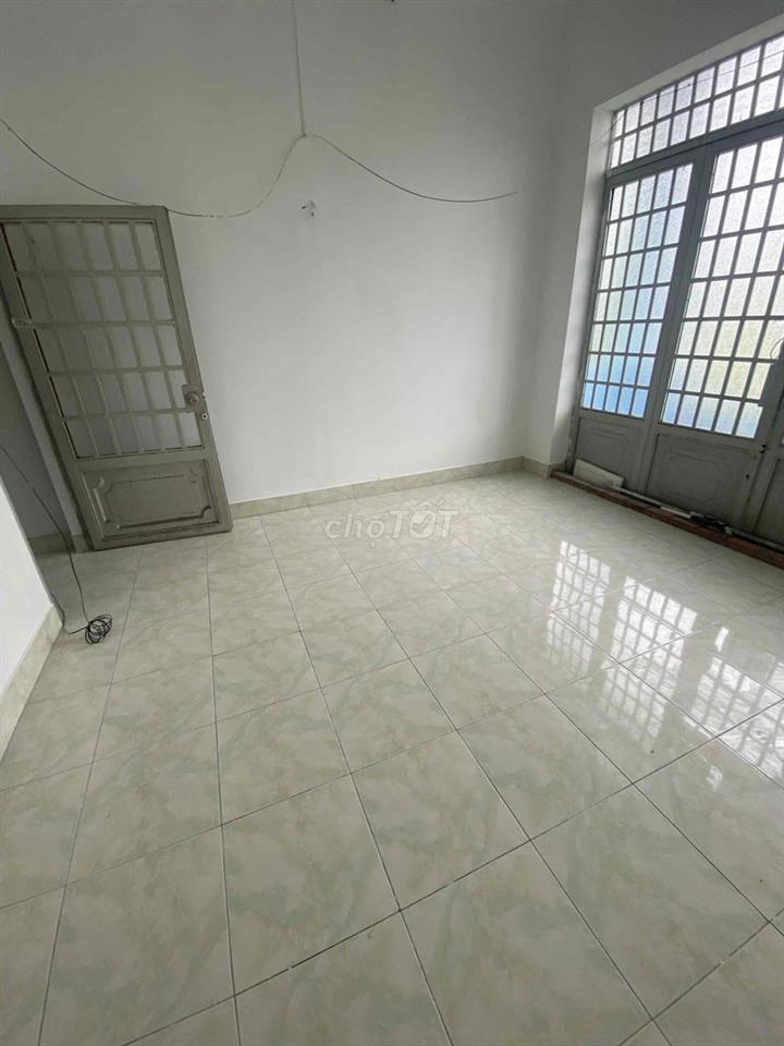 nhà bán 2 mặt tiền đường lớn, gần chợ và trường học, an ninh tốt
