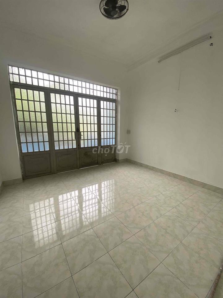 nhà bán 2 mặt tiền đường lớn, gần chợ và trường học, an ninh tốt