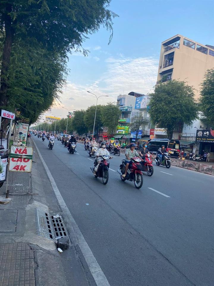 Cần bán nhanh nhà MT Lê Trọng Tấn, DT 5x25m Đúc 3 Tầng Gần Bờ Bao 