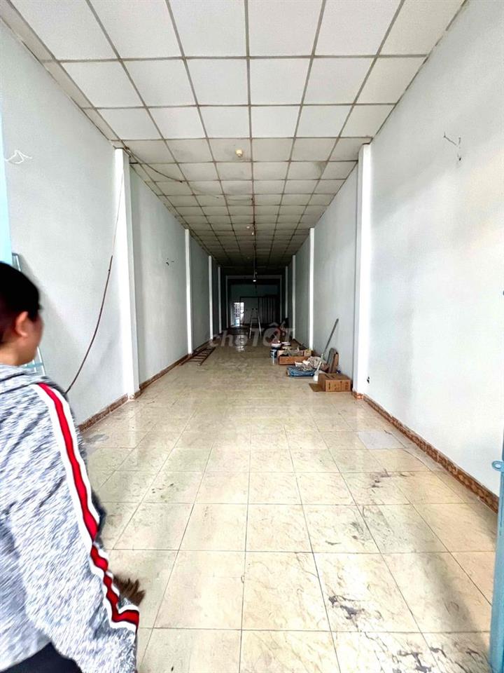 Cho thuê nhà đường xe tải 4x28m gác lửng dài 11m trệt trống suốt 14tr