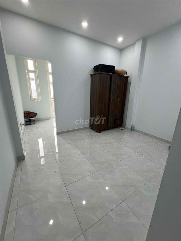 Cho thuê nhà hẻm xe tải khu Nguyễn sơn 4.1x20m 3 lầu 4pn 5wc 15tr