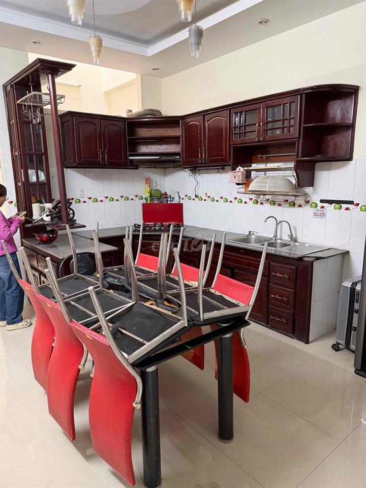 Cho thuê nhà nguyên căn 4x20m, 3PN, 4WC, full nội thất, hẻm xe hơi – N
