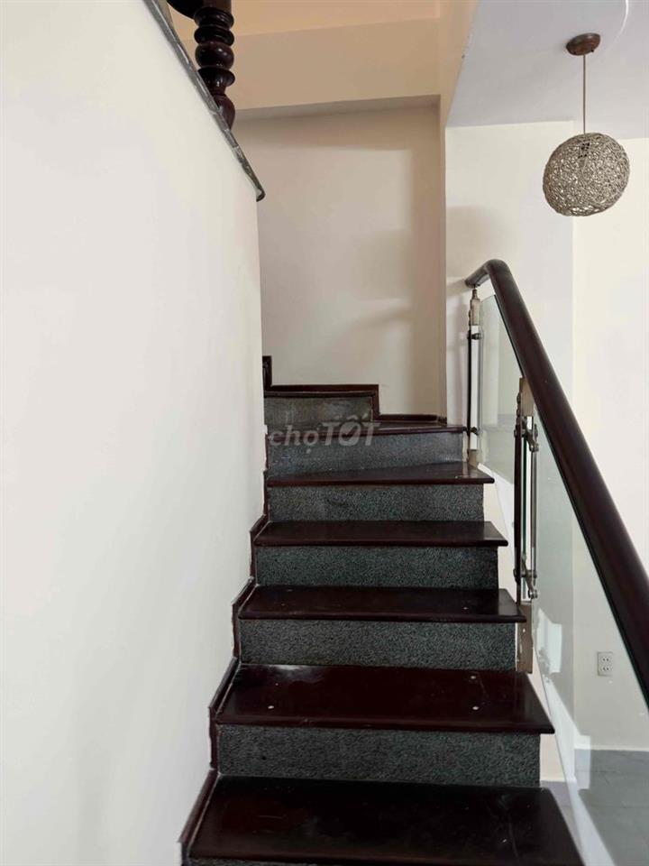Cho thuê nhà nguyên căn 4x20m, 3PN, 4WC, full nội thất, hẻm xe hơi – N