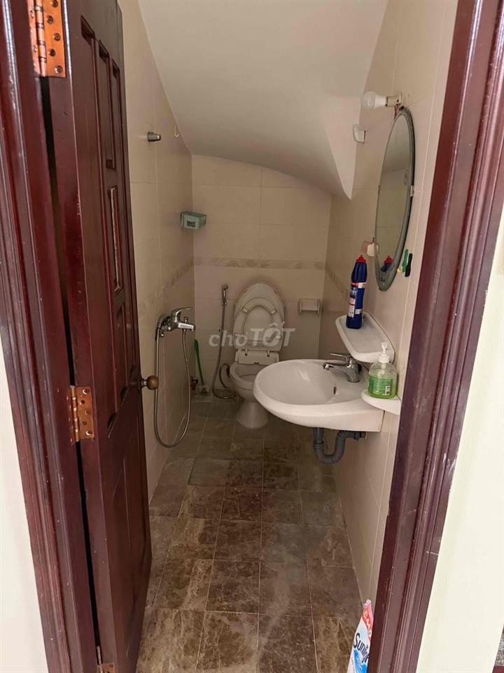 Cho thuê nhà nguyên căn 4x20m, 3PN, 4WC, full nội thất, hẻm xe hơi – N