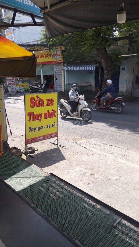 Cho thuê mặt bằng trước nhà.