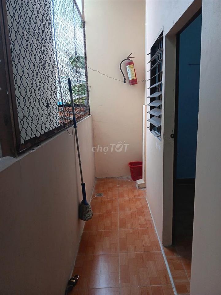 Nhà trọ 12m2 rộng rãi thoáng mát, có gác lửng và toilet riêng