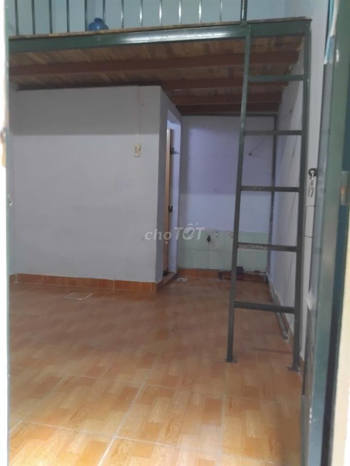 Nhà trọ 12m2 rộng rãi thoáng mát, có gác lửng và toilet riêng