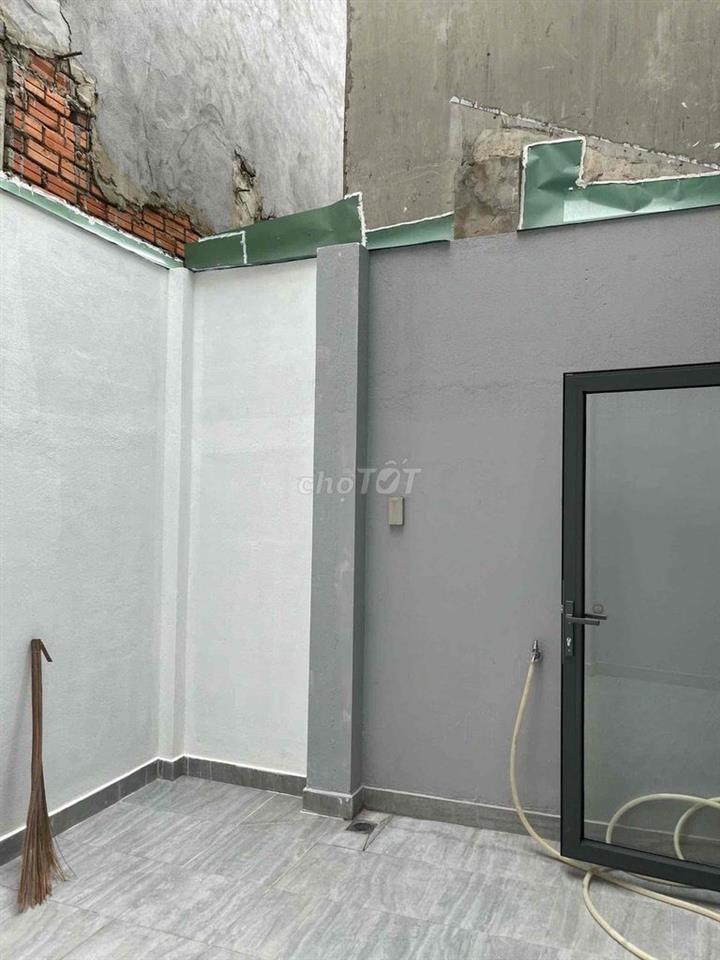 NHÀ MỚI XÂY - CHO THUÊ PHÒNG TẦNG TRỆT 25m2 + SÂN RIÊNG 12m2