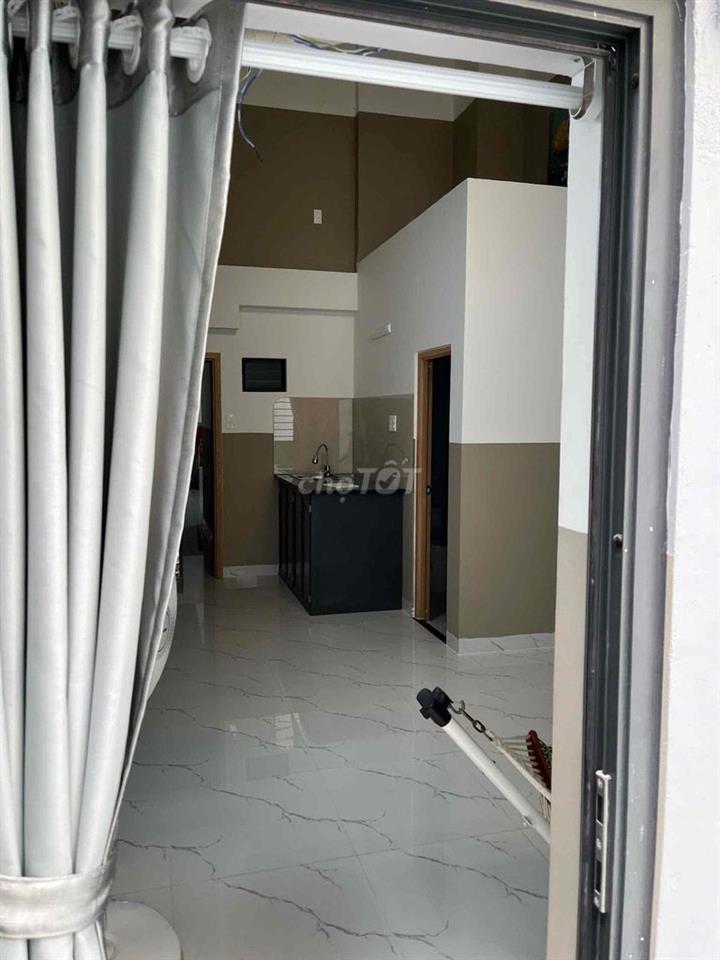 NHÀ MỚI XÂY - CHO THUÊ PHÒNG TẦNG TRỆT 25m2 + SÂN RIÊNG 12m2