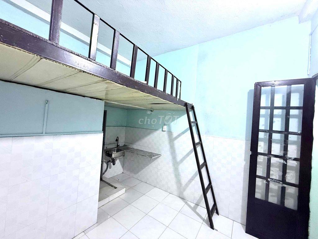 Phòng HUIT ngay sau trường