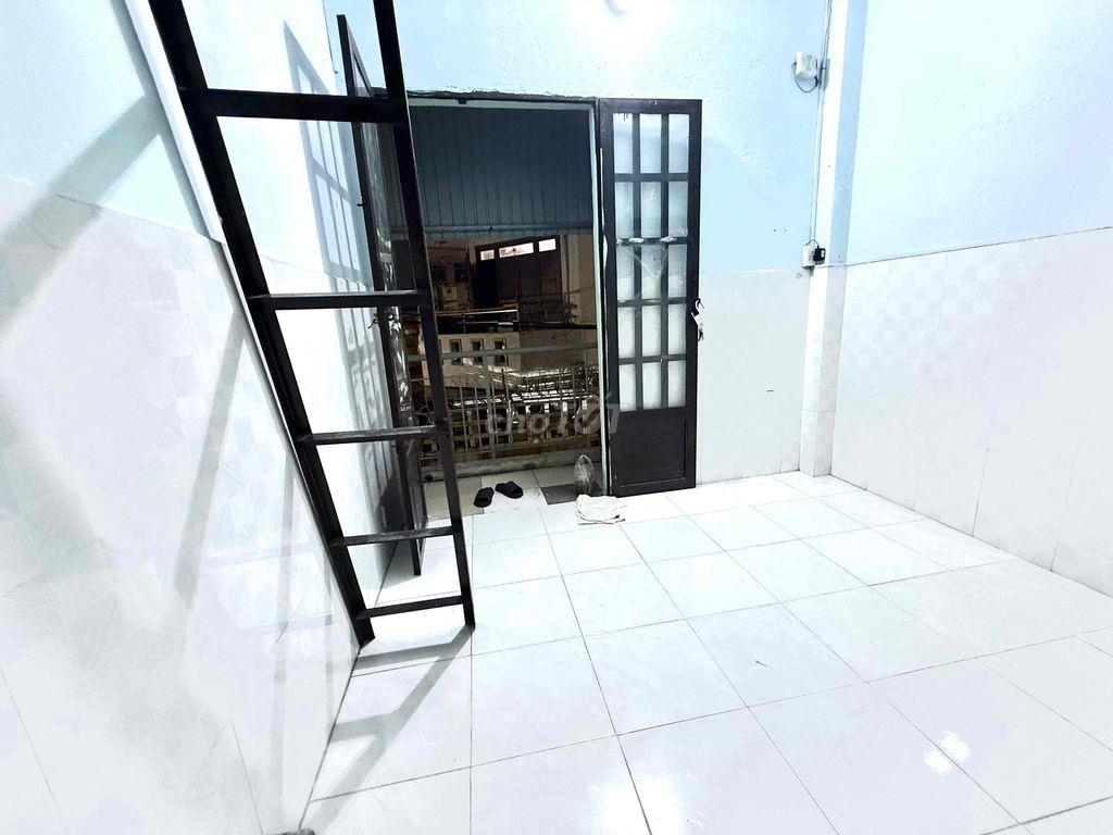 Phòng HUIT ngay sau trường