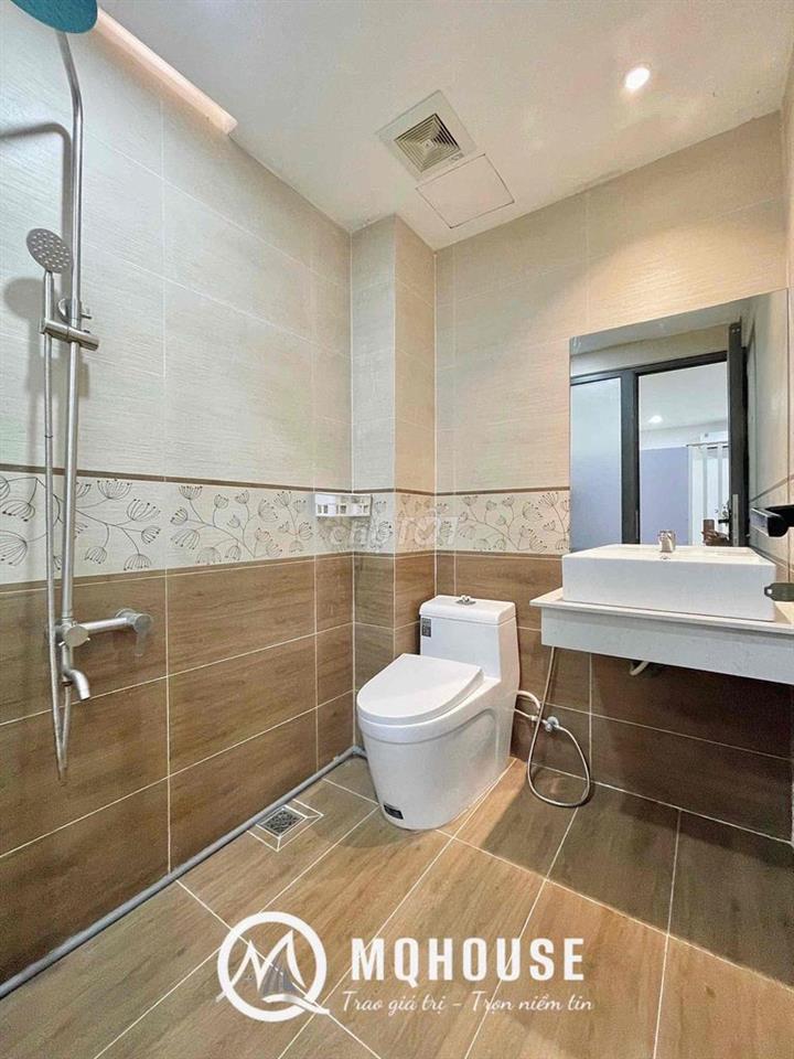 MỚI TRỐNG STUDIO TÁCH BẾP NẰM SÁT SÂN BAY QUA HUIT VÀ HVU 5P DI CHUYÊN