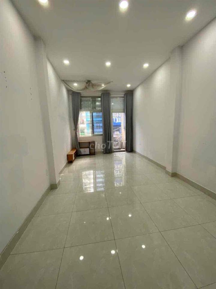 Cho thuê phòng lớn có ban công 3.8tr/ tháng
