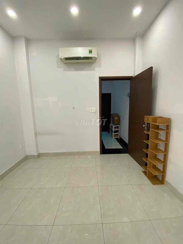 Cho thuê phòng lớn có ban công 3.8tr/ tháng
