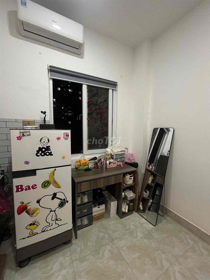 phòng trọ có cửa sổ sát công viên, có ban công