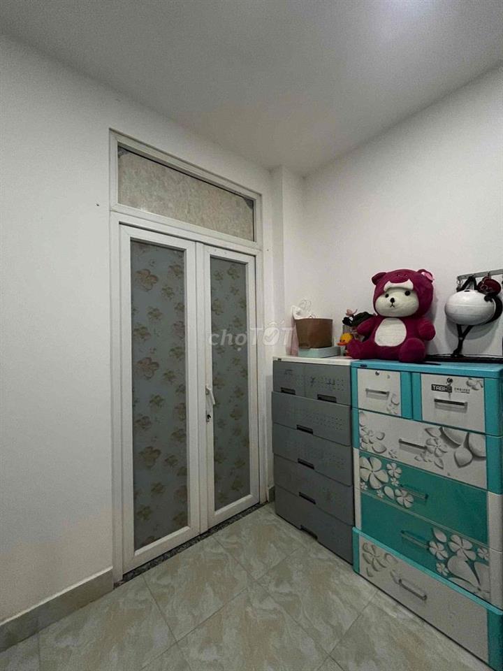 phòng trọ có cửa sổ sát công viên, có ban công