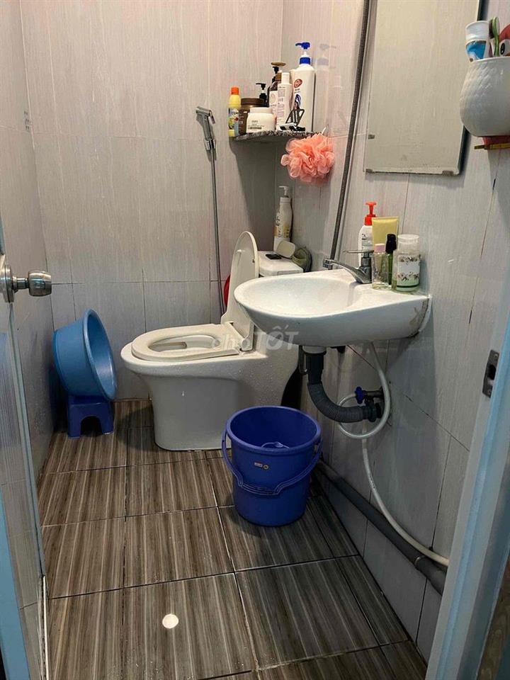 phòng trọ có cửa sổ sát công viên, có ban công