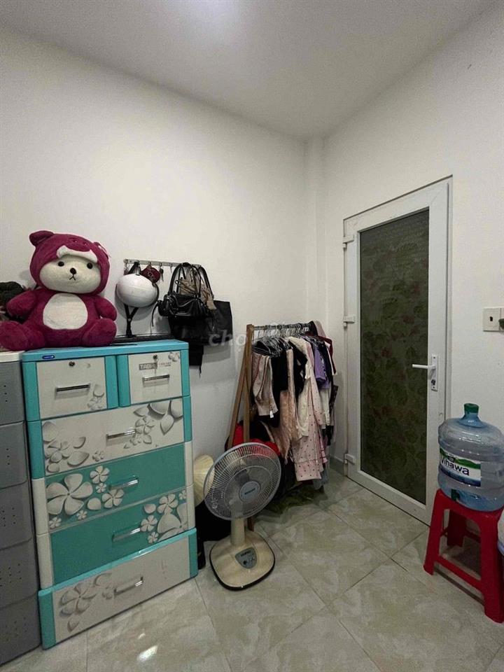 phòng trọ có cửa sổ sát công viên, có ban công