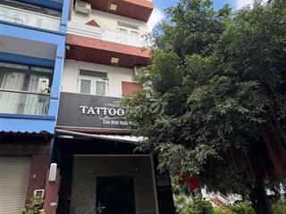 phòng trọ có cửa sổ sát công viên, có ban công