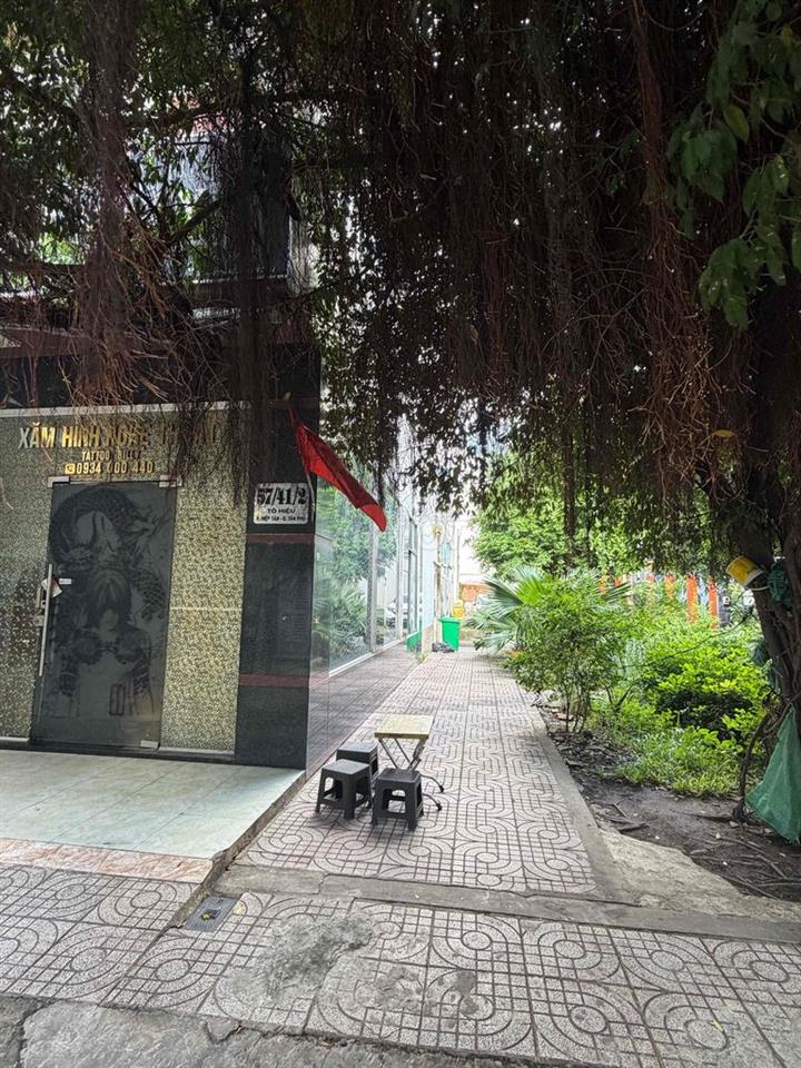 phòng trọ có cửa sổ sát công viên, có ban công