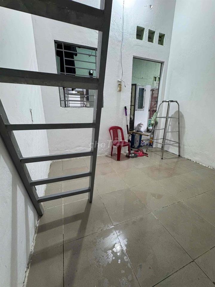 1 phòng trệt lối đi riêng cách  đhcn 400m