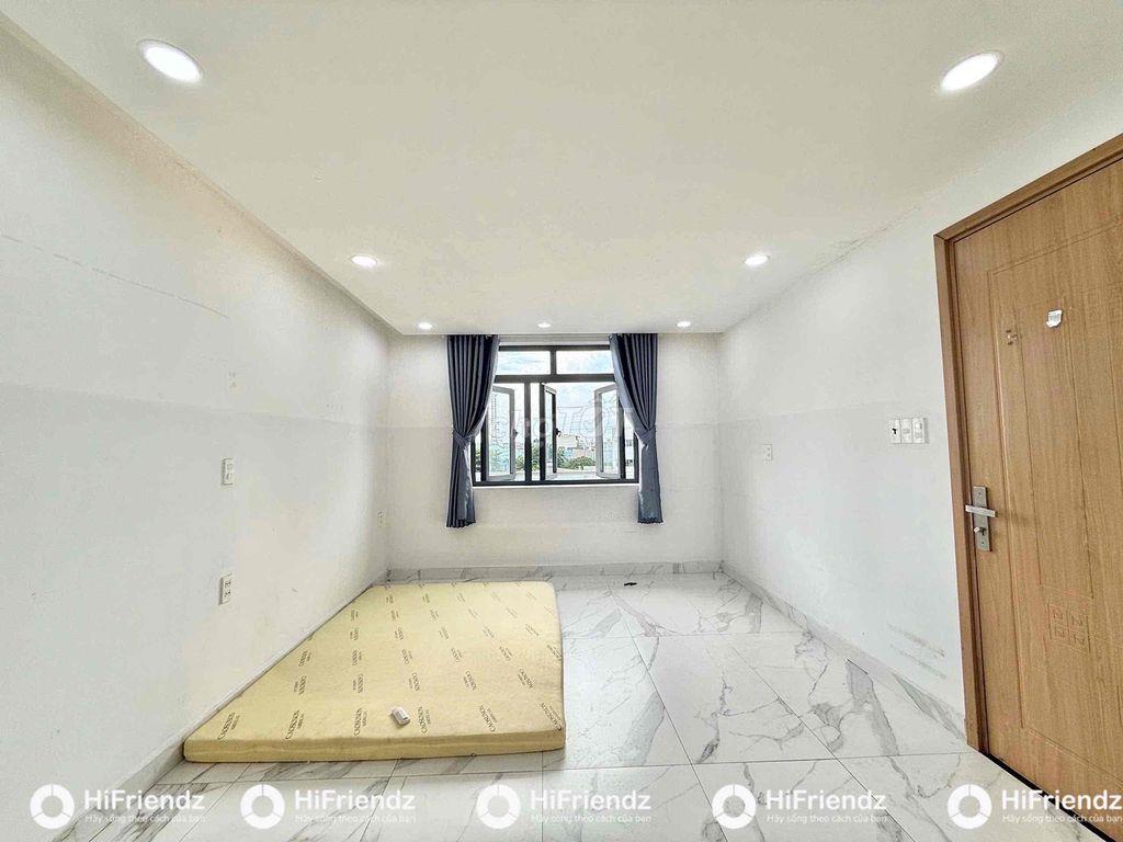 Trống 1 Phòng Ngay Bốn Xã - Cửa sổ trời