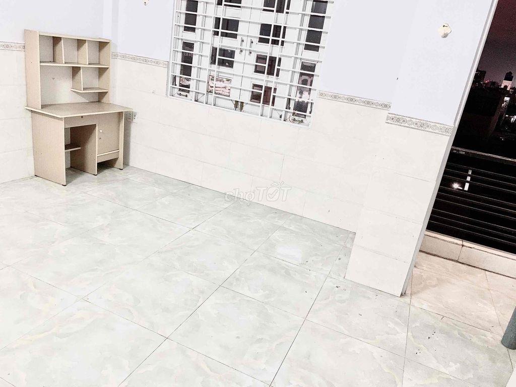 Phòng có ban công, cửa sổ trời mới đẹp, 23m2- Gần Công viên chợ Cây Sộ