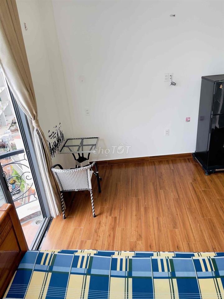 P.24 m2 mới, sạch, đẹp, dân V.phòng ở, có ban công cửa lớn mở ra mặt t